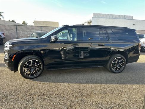 Used 2025 Chevrolet Suburban RST image 7