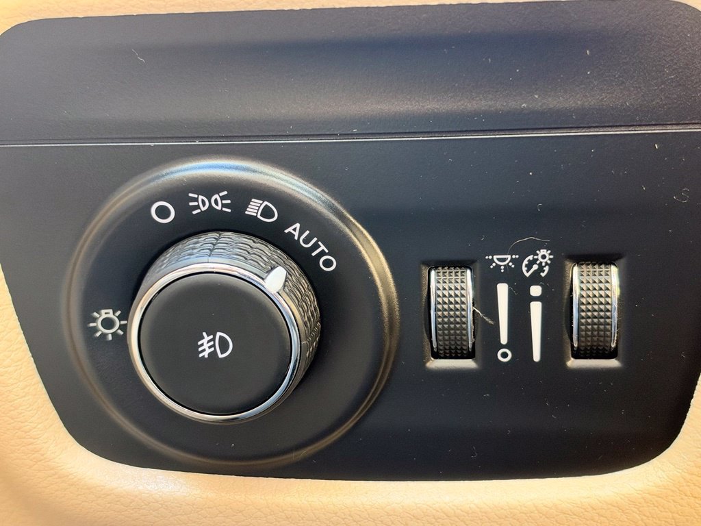 Used 2023 Jeep Grand Cherokee Limited AWD/4WD image 27