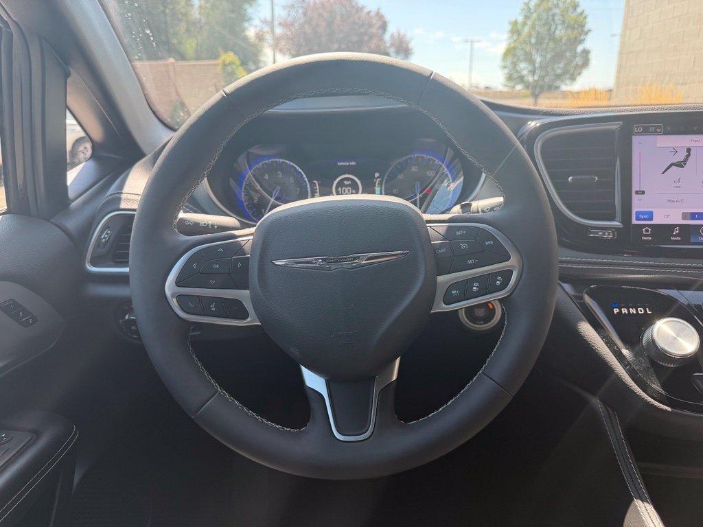 Used 2026 Chrysler Pacifica Limited FWD image 10