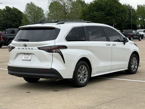 Used 2025 Toyota Sienna XLE image 4