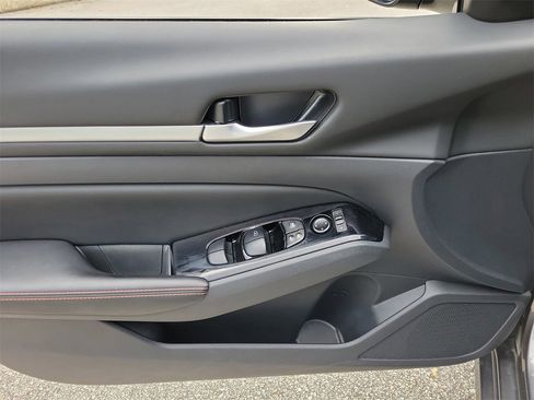 Used 2025 Nissan Altima 2.5 SR image 13