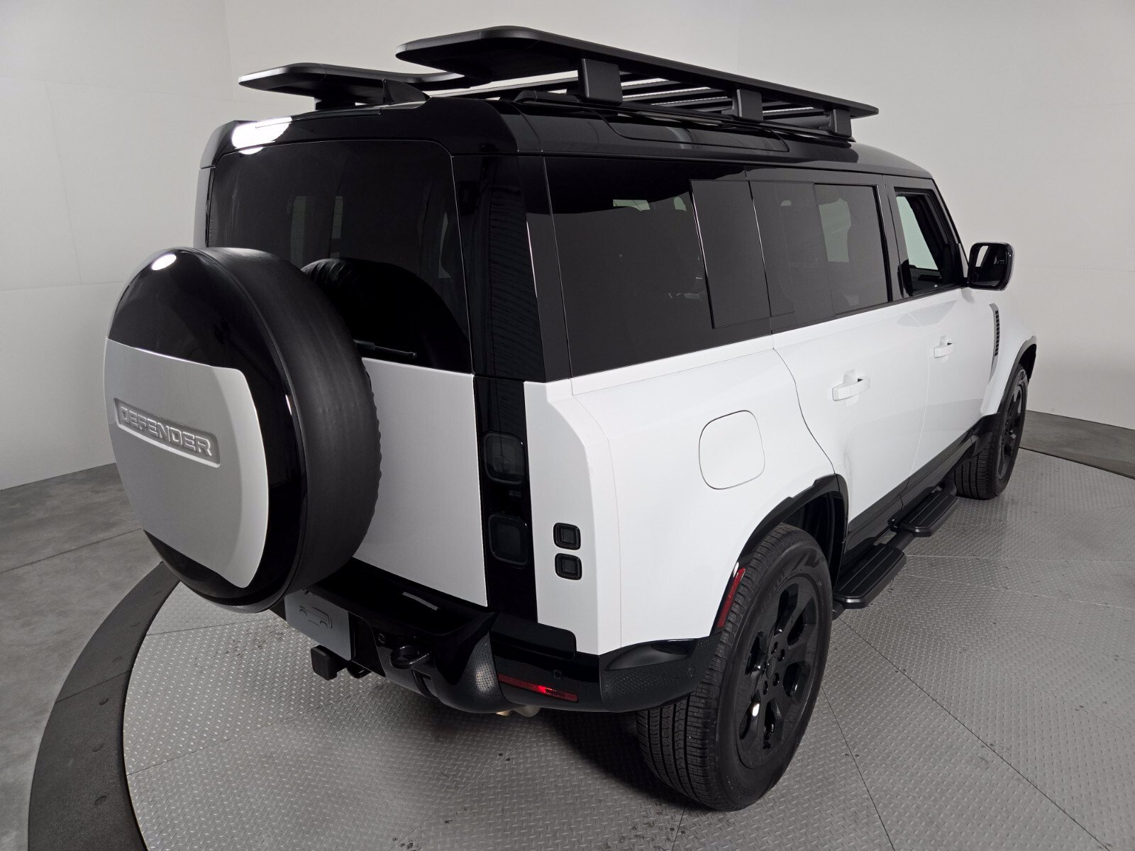 Used 2026 Land Rover Defender 110 X-Dynamic SE AWD/4WD image 2