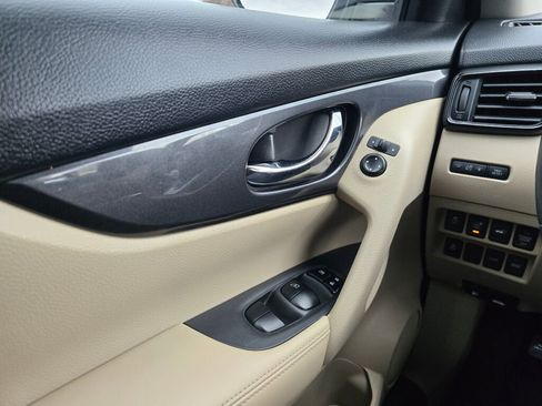 Used 2017 Nissan Rogue SV w/ SV Premium Package image 29