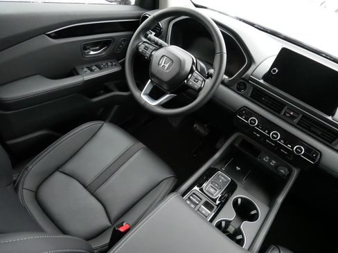 Certified 2025 Honda Pilot Touring image 9
