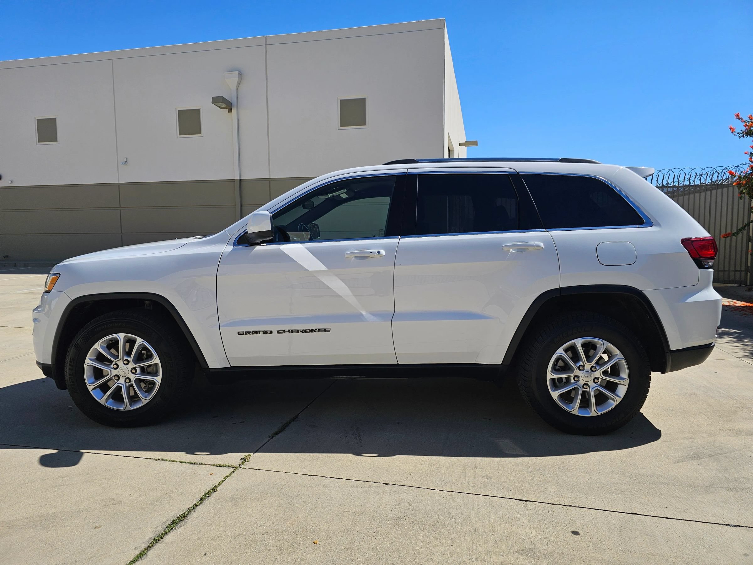 Used 2021 Jeep Grand Cherokee Laredo AWD/4WD image 8
