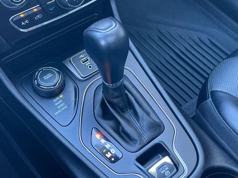 Used 2022 Jeep Cherokee Latitude Lux w/ Sun & Sound Group image 21