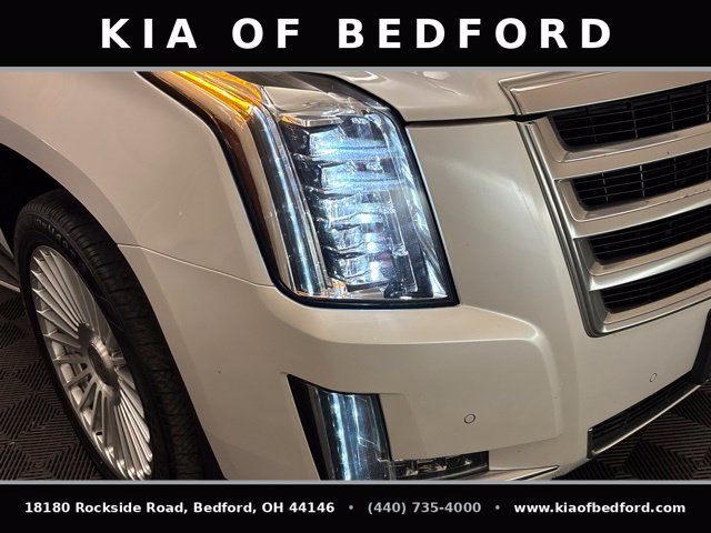Used 2016 Cadillac Escalade Luxury AWD/4WD image 11
