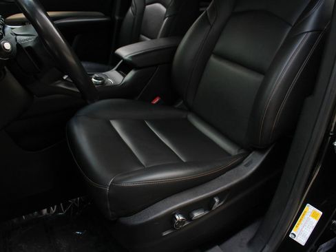 Used 2023 Cadillac XT4 Premium Luxury AWD/4WD image 17