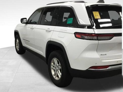 Used 2023 Jeep Grand Cherokee Laredo AWD/4WD image 29