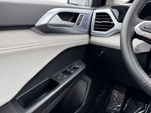 Used 2025 Volkswagen Taos SE image 31