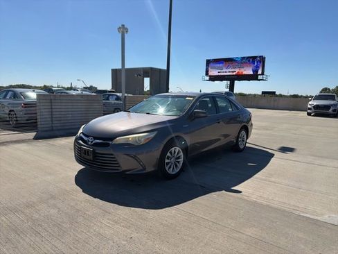 Used 2015 Toyota Camry LE image 7