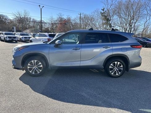 Used 2023 Toyota Highlander XLE image 6