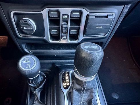 Used 2025 Jeep Wrangler Sahara image 18