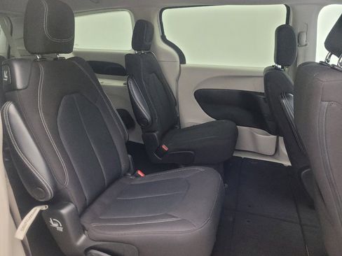 Used 2022 Chrysler Voyager LX FWD image 19