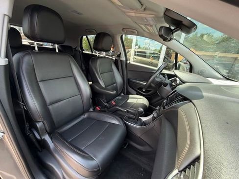 Used 2021 Chevrolet Trax LT w/ Premium Seat Package AWD/4WD image 12