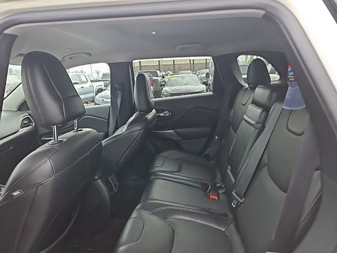 Used 2019 Jeep Cherokee Overland w/ Technology Group AWD/4WD image 15