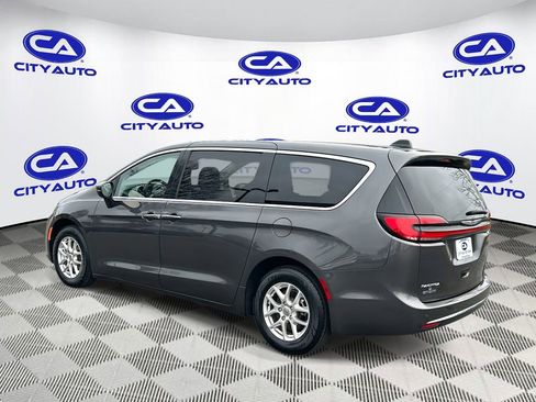 Used 2023 Chrysler Pacifica Touring-L image 6