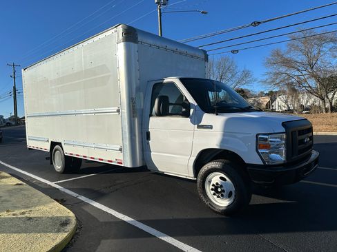 Used 2022 Ford E-350 and Econoline 350 Super Duty image 3