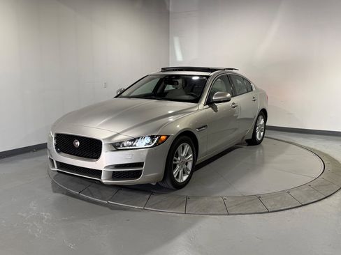 Used 2017 Jaguar XE Premium image 3