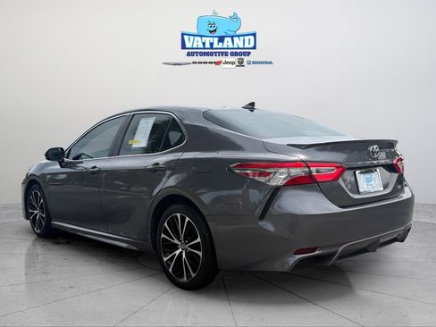 Used 2019 Toyota Camry SE FWD image 3