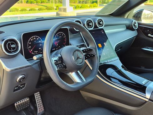 Used 2025 Mercedes-Benz GLC 300 4MATIC image 12