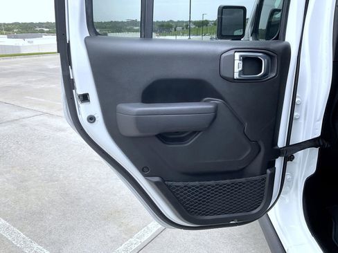 Used 2025 Jeep Wrangler Unlimited Rubicon AWD/4WD image 18
