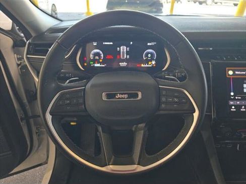 Used 2023 Jeep Grand Cherokee Laredo AWD/4WD image 12