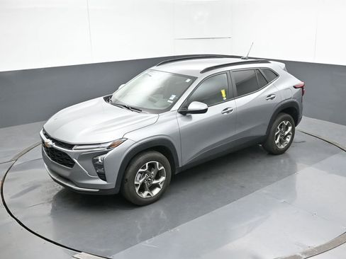 Used 2025 Chevrolet Trax LT w/ LT Convenience Package image 44