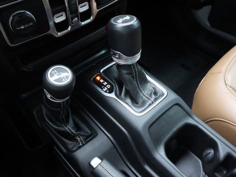 Used 2021 Jeep Wrangler Unlimited Sahara AWD/4WD image 19