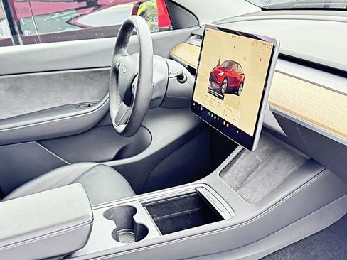 Used 2022 Tesla Model Y Long Range image 7