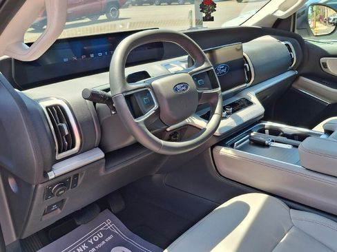 Used 2025 Ford Expedition Active AWD/4WD image 9
