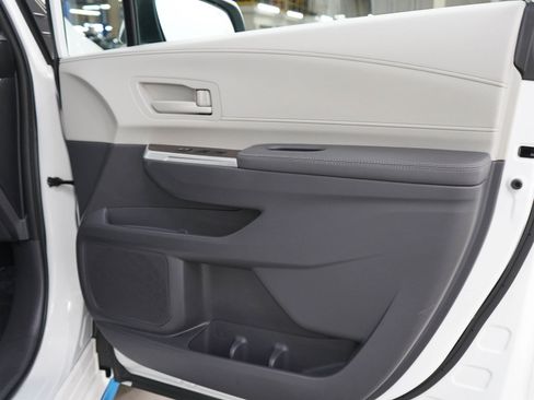 Used 2021 Toyota Sienna LE AWD/4WD image 9