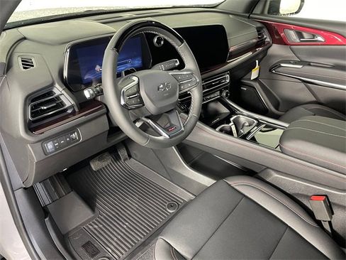 New 2026 Chevrolet Traverse Z71 w/ Enhanced Driving Package image 3