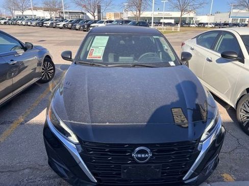 Used 2025 Nissan Altima 2.5 SV image 2