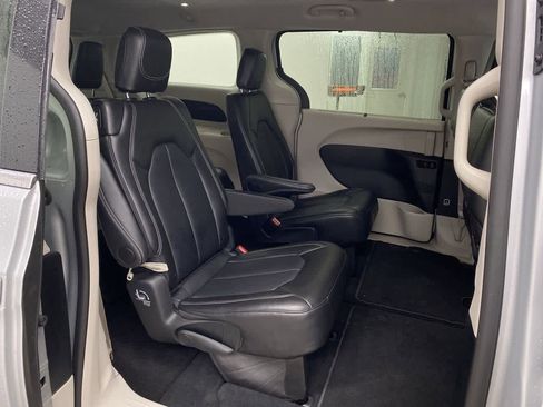 Used 2024 Chrysler Pacifica Touring-L image 16