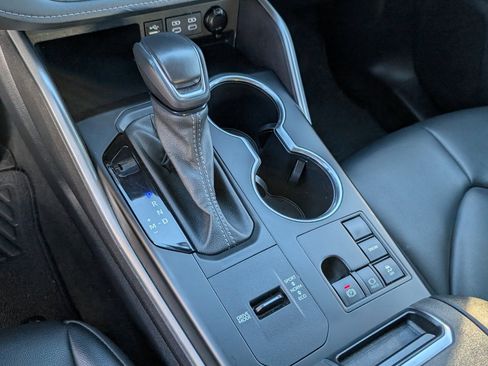 Used 2024 Toyota Highlander XLE image 17