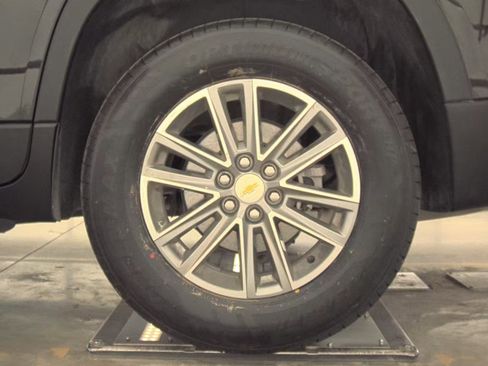 Used 2023 Chevrolet Traverse LT image 13