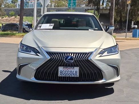 Used 2019 Lexus ES 300h w/ Premium Package FWD image 2