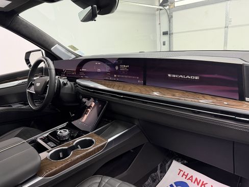 Used 2025 Cadillac Escalade Sport Platinum w/ LPO, ONYX Package image 25