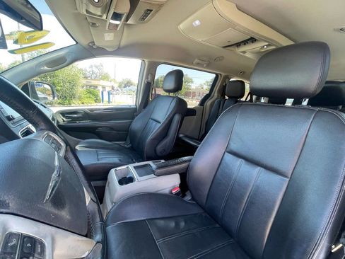 Used 2014 Chrysler Town & Country Touring image 10