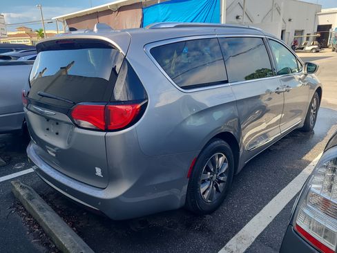 Used 2019 Chrysler Pacifica Touring-L Plus w/ Advanced Safetytec Group FWD image 7