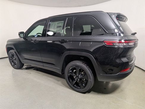 New 2025 Jeep Grand Cherokee Altitude image 5