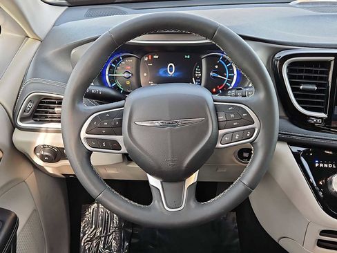 Used 2022 Chrysler Pacifica Touring-L image 39