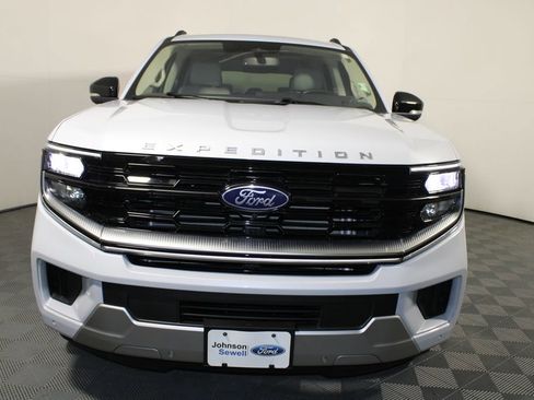 Certified 2025 Ford Expedition Platinum image 3