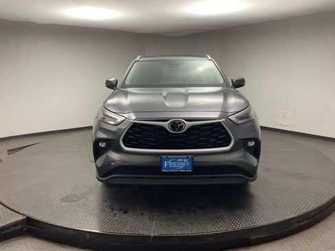 Used 2023 Toyota Highlander XLE AWD/4WD image 2