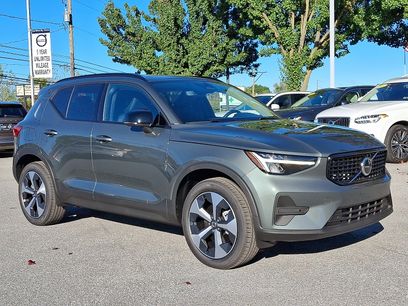 New 2026 Volvo XC40 B5 Core w/ Climate Package