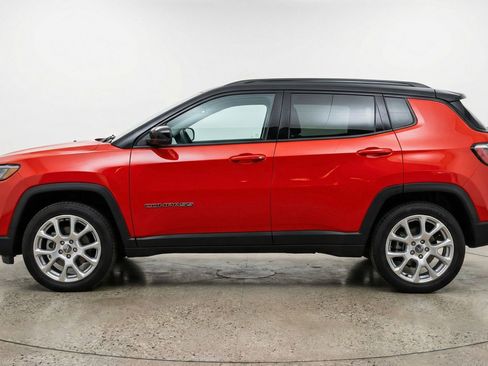 Used 2025 Jeep Compass Limited image 5