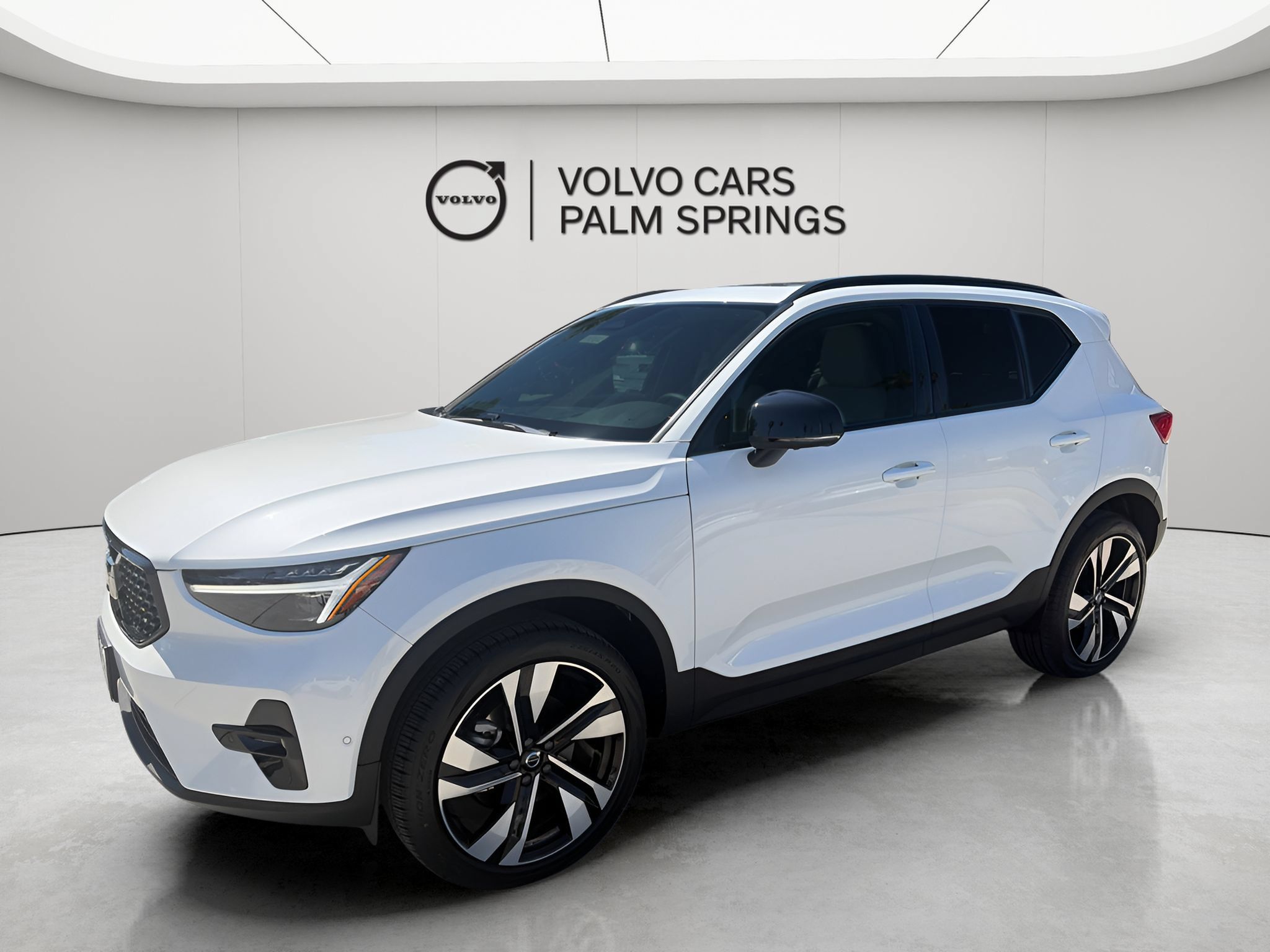 Used 2025 Volvo XC40 B5 Ultra AWD/4WD image 3