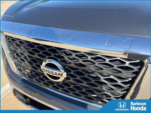 Used 2017 Nissan Titan SV image 1