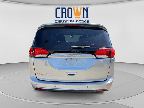 Used 2020 Chrysler Pacifica Touring FWD image 4